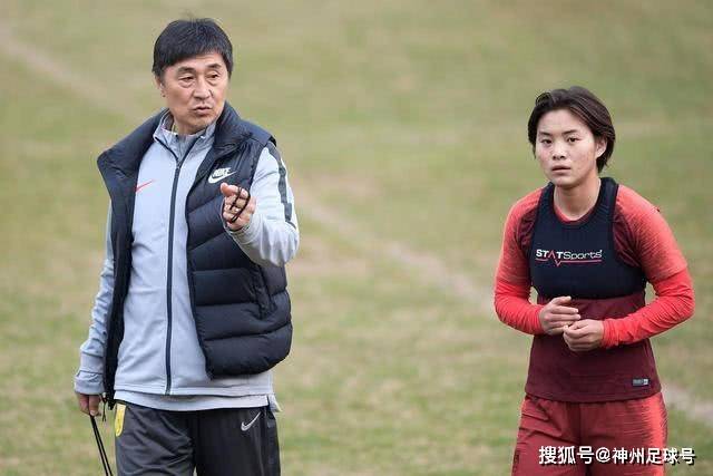蒋勤勤分享三口之家罗马游，儿子帅气亮相